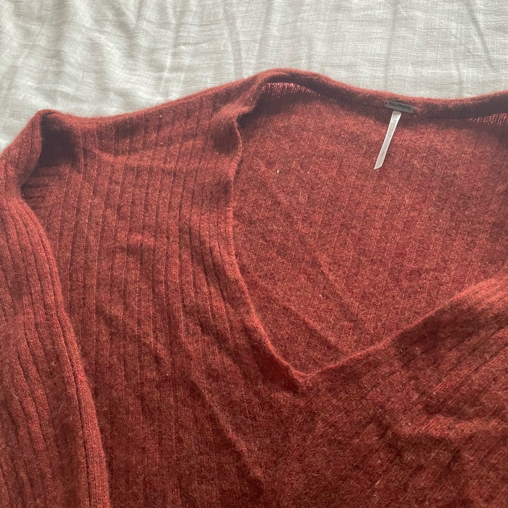 Free People Cropped V-Neck Sweater in Rust